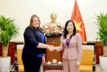La viceministra de Relaciones Exteriores vietnamita Le Thi Thu Hang y la jefa de la Misión de la Organización Internacional para las Migraciones en Vietnam, Kendra Rinas. (Fotografía: baoquocte.vn)