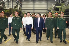 [Foto] Premier vietnamita se reúne con representantes de corporación militar Viettel