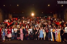 Numerosos espectadores se quedan para reunirse con el equipo de filmación. (Fotografía: Nhan Dan)