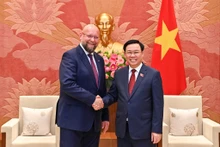 [Foto] Presidente del Parlamento vietnamita recibe a vicetitular de la cámara baja checa