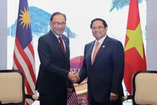 El primer ministro de Vietnam, Pham Minh Chinh (derecha), se reúne con su homólogo de Malasia, Anwar Ibrahim, con motivo de la 42 Cumbre de la Asean, en Indonesia. (Fotografía: VNA)