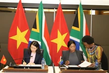 La viceministra de Relaciones Internacionales y Cooperación de Sudáfrica, Anna Thandi Moraka (derecha), y su par vietnamita, Nguyen Minh Hang. (Fotografía: VNA)