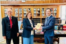 El embajador vietnamita Duong Hai Hung entrega libros a la viceministra chipriota de Cultura, Vasiliki Kassianidou. (Fotografía: Embajada de Vietnam en Italia, concurrente en Chipre)