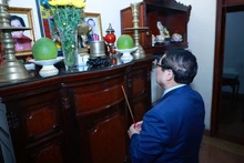 El primer ministro de Vietnam, Pham Minh Chinh, ofrece inciensos en homenaje del difunto jefe de Gobierno Phan Van Khai. (Fotografía: VGP)