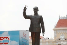 [Foto] Dirigentes del Partido y del Estado rinden homenaje al líder de la nación en Ciudad Ho Chi Minh