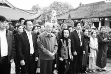 El secretario general del Partido Comunista de Vietnam, Nguyen Phu Trong, y la gente local en el ofrecimiento de inciensos en homenaje de los mártires de defensa nacional en la aldea de Lai Da, comuna de Dong Hoi, distrito de Dong Anh, Hanói. (Foto de archivo)