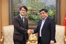 El vice primer ministro de Vietnam Nguyen Chi Dung (derecha) recibe a Choi In Kwan, director general de LG Display Vietnam Hai Phong. (Fotografía: VNA) 