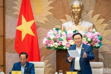 El presidente de la Asamblea Nacional de Vietnam, Vuong Dinh Hue, interviene en la sesión. (Fotografía: VNA)