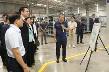 El presidente de la Asamblea Nacional de Armenia, Alen Simonyan, y su comitiva se encuentran en la compañía de fabricación y ensamblaje de automóviles Hyundai Thanh Cong. (Fotografía: VNA)