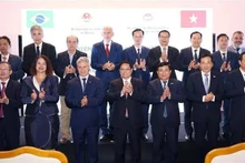 El primer ministro Pham Minh Chinh y delegados al Foro. (Fotografía: VNA)