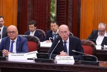 Francois Corbin, vicepresidente del Medef y representante especial del Ministro de Relaciones Exteriores y de Europa de Francia para las relaciones económicas en la región de la Asean, interviene en la reunión. (Fotografía: VNA)