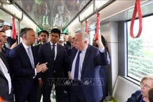 El presidente del Senado francés, Gérard Larcher, visita la línea ferroviaria urbana de la estación Nhon-Hanói, de inversión francesa. (Fotografía: VNA)