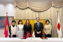 El embajador de Japón en Vietnam, Takio Yamada, su esposa y el Grupo Asesor de Minas (MAG) en el acto de firma, efectuado en Hanói. (Fotografía: Nhan Dan)