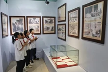 Alumnos visitan la exposición. (Fotografía: Nhan Dan)