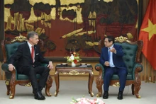El primer ministro de Vietnam, Pham Minh Chinh, conversa con el presidente y director ejecutivo del grupo Excelerate Energy, Steven Kobos. (Fotografía: Nhan Dan)