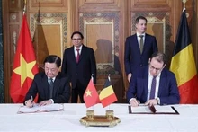 El primer ministro vietnamita, Pham Minh Chinh, y su homólogo belga, Alexander De Croo, presencian la firma de documentos de cooperación bilateral. (Fotografía: VNA)