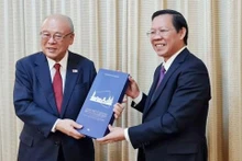 El subsecretario del Comité del Partido Comunista en Ciudad Ho Chi Minh y presidente del Comité Popular municipal, Phan Van Mai, y el asesor especial de la Alianza de Diputados de Amistad Japón-Vietnam, Takebe Tsutomu. (Fotografía: VNA)