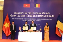El ministro de Industria y Comercio de Vietnam, Nguyen Hong Dien, y el titular de Economía, Emprendimiento y Turismo de Rumania, Stefan-Radu Oprea, en la firma de un memorando de entendimiento de cooperación. (Fotografía: moit.gov.vn)