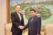 El vice primer ministro de Vietnam Nguyen Chi Dung (derecha) recibe al segundo ministro del Comercio e Industria de Singapur, Tan See Leng. (Fotografía: VGP)