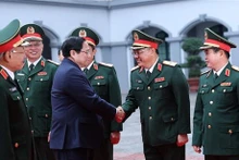 El primer ministro de Vietnam, Pham Minh Chinh, saluda a los oficiales del Departamento General de Inteligencia de Defensa. (Fotografía: VNA)