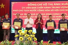 La vicepresidente Vo Thi Anh Xuan entrega regalos del Tet a familias beneficiarias de las políticas sociales, pobres, trabajadores y niños en circunstancias difíciles en el distrito de Ben Luc, provincia de Long An. (Fotografía: VNA)