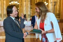 En la entrega. (Fotografía: baohatinh.vn)