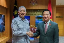 El vicepresidente de la Asamblea Nacional de Vietnam Nguyen Khac Dinh se reúne con el viceprimer ministro y titular de Transición Energética y Transformación de los Recursos Hídricos de Malasia, Haji Fadillah bin Haji Yusof. (Fotografía: VNA)