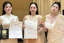 Las tres concursantes vietnamitas en el concurso. (Fotografía: Nhan Dan)