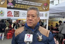 Nguyen Hai Nam, presidente de la Asociación de Empresarios Vietnamitas en Francia, responde a la Agencia Vietnamita de Noticias sobre el evento. (Fotografía: VNA)