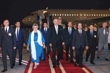 El presidente de Hungría, Tamás Sulyok, y su esposa llegan al aeropuerto internacional de Noi Bai, en Hanói, para una visita oficial en Vietnam. (Fotografía: VNA)