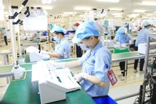 La producción de piezas eléctricas en la empresa Rhythm Precision en Hanói. (Fotografía: hanoimoi.vn)