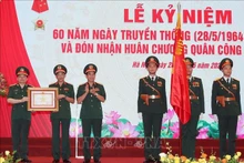 Entrega de la Orden de Mérito de Primera Clase al Departamento de Relaciones Exteriores del Ministerio de Defensa de Vietnam. (Fotografía: VNA)