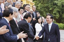 El presidente de Vietnam, Vo Van Thuong, saluda a los delegados. (Fotografía: VNA)
