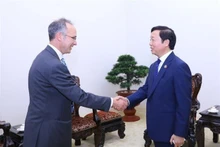 El vice primer ministro de Vietnam Tran Hong Ha (derecha) y Frank Jotzo, profesor de energía y cambio climático de la Universidad Nacional de Australia. (Fotografía: VNA)