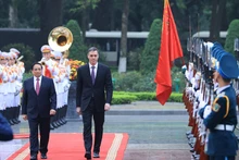 El primer ministro Pham Minh Chinh y el presidente del Gobierno de España, Pedro Sánchez, pasan revista a la guardia de honor del Ejército Popular de Vietnam. (Fotografía: VGP)