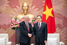 El presidente de la Asamblea Nacional de Vietnam, Tran Thanh Man (derecha), recibe a Takebe Tsutomu, asesor especial de la Alianza Parlamentaria de Amistad Japón-Vietnam. (Fotografía: Nhan Dan)