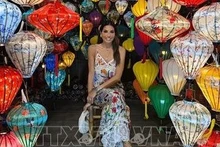 La modelo y presentadora de televisión italiana Elisabetta Gregoraci en Hoi An. (Fotografía: VNA)
