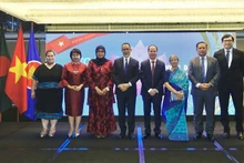 El embajador vietnamita en Bangladés, Nguyen Manh Cuong, y Farida Akhter, asesora del gobierno interino de ese país, junto con representantes de la Asean. (Fotografía: VNA)
