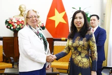 La vicecanciller vietnamita Le Thi Thu Hang (derecha) y la directora general de la Oficina de la ONU en Ginebra, Tatiana Valovaya. (Fotografía: VNA)