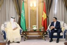 El primer ministro Pham Minh Chinh recibe a Yasser M. Mufti, vicepresidente ejecutivo del Grupo Aramco. (Fotografía: VNA)