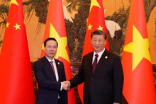 El presidente de Vietnam, Vo Van Thuong (izquierda), y el secretario general del Comité Central del Partido Comunista de China y presidente de China, Xi Jinping. (Fotografía: VNA)