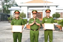 La entrega de certificados de méritos a dos capitanes de Long An. (Fotografía: Bao Long An)
