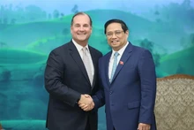 El primer ministro Pham Minh Chinh (derecha) y Anthony Capuano, presidente y director ejecutivo de la cadena de hoteles estadounidense Marriott International Inc. (Fotografía: VNA)