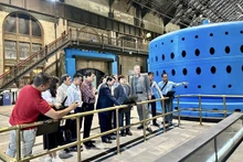 Una delegación del Comité Popular de Cao Bang visita la central eléctrica situada al pie de las cataratas del Niágara. (Fotografía: VNA)