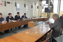 El miembro del Consejo Nacional del Partido Comunista Francés, Taylan Coskun, recibe a la delegación de la Comisión de Comunicación y Educación del Partido Comunista de Vietnam, encabezada por su subjefe Tran Thanh Lam. (Fotografía: VNA)