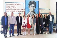 La delegación de la Embajada de Vietnam y funcionarios cubanos en la escuela primaria de Nguyen Van Troi, en el municipio del Cerro, La Habana. (Fotografía: VNA)