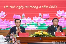 El presidente de la Asamblea Nacional de Vietnam, Vuong Dinh Hue (izquierda), en la reunión. (Fotografía: Nhan Dan)