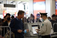 Turistas extranjeros en el Aeropuerto Internacional de Noi Bai, en Hanói. (Fotografía: VNA)