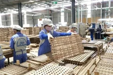 Productos de madera para exportar a Suiza en la fábrica de Woodsland Tuyen Quang. (Fotografía: VNA)