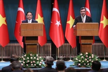 El primer ministro vietnamita, Pham Minh Chinh, y el vicepresidente turco, Cevdet Yilmaz, se reúnen con la prensa. (Fotografía: VNA)